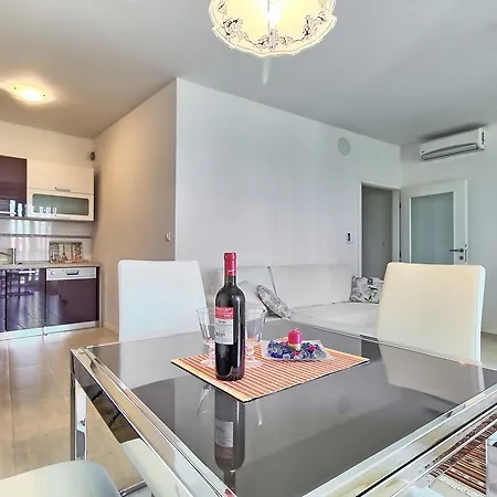 Summertime House With Apartamento Umag