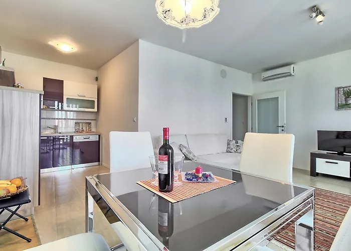 Summertime House With 아파트 우마그